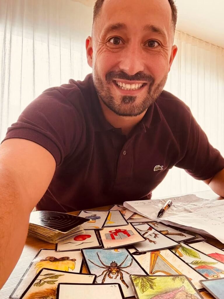 Greg à sa table de travail entouré de cartes