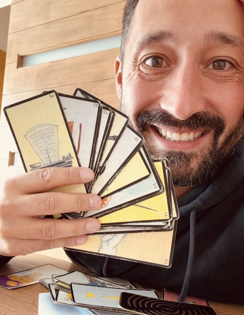 Greg présente un éventail de cartes de son jeu