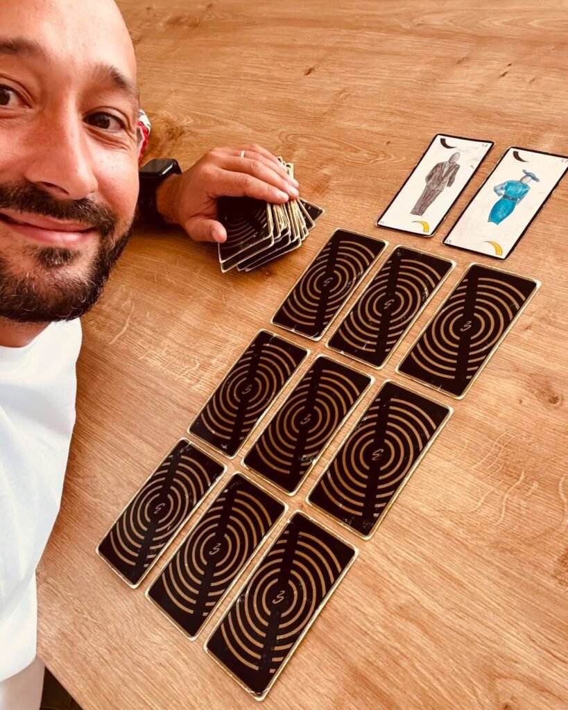Un tirage de cartes disposé sur une table en bois