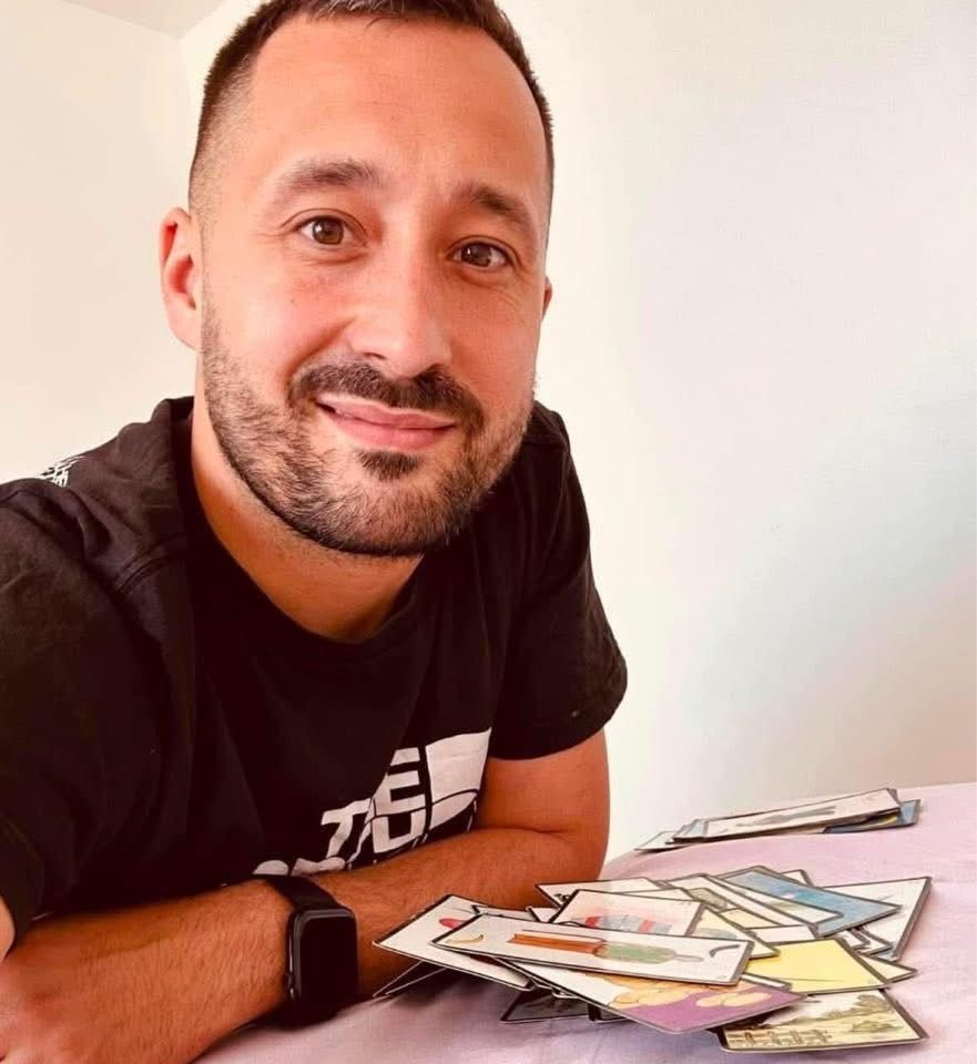 Greg, de Message de nos guides, souriant