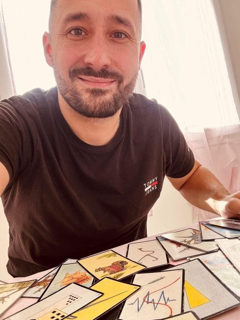 Greg devant un tirage de cartes étalé sur sa table