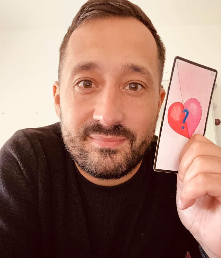 Greg tient une carte avec un cœur pour une guidance sentimentale