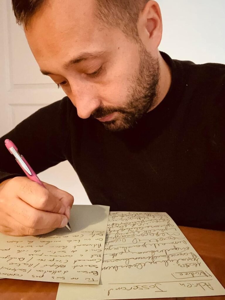 Greg rédige à la main un bilan personnel